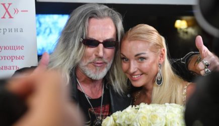 Джигурда «засветил» трусы прилизанной Волочковой