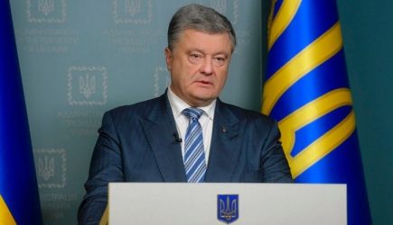 Прилюдно униженный Порошенко удрал по лужам от разъяренной толпы