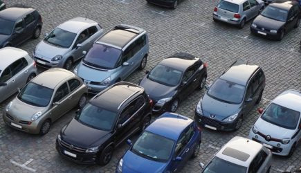 Жители РФ считают идеальным транспортом для российских дорог телегу, танк и Aurus Senat