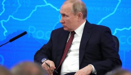 «Дубиной — и без политеса»: В Сети дополнили вопрос Путина о сумасшествии Киева