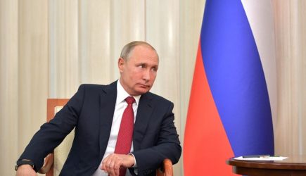 «Такой здоровый, здоровей спортсменов»: Путин отодвинул мешавшего журналистам охранника — видео