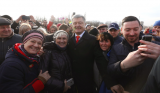 Вышедшего к народу Порошенко прилюдно унизили