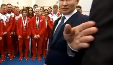 &laquo;Подвинься &mdash; такой здоровый!&raquo;: Шутка Путина над охранником попала на видео