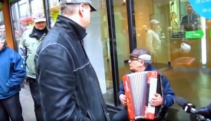 Как русский дедушка подшутил над ветеранами СС в Риге (видео)