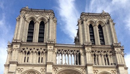 Две вещи удивляют меня одинаково. Про помощь в восстановлении Нотр-Дама