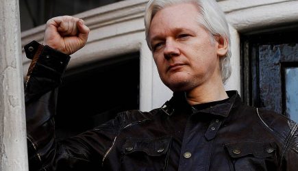 Джулиана Ассанжа задержали в Лондоне. Эквадор лишил его убежища в посольстве