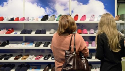 Треть российских семей оказалась без денег на обувь