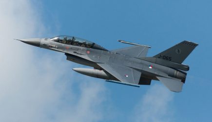 Появилось фото истребителя F-16, который подстрелил сам себя