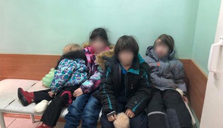 Россиянка годами прятала детей в захламленной квартире и кормила отходами