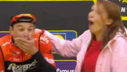 Случайный поцелуй телеведущей со спортсменом в эфире обернулся конфузом