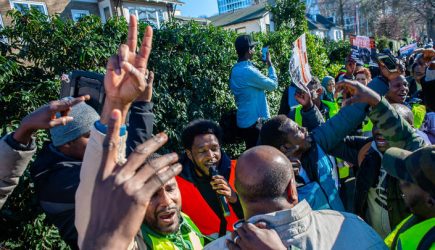 «Нация ждёт, затаив дыхание»: Суданская армия окружила президентский дворец и захватила государственные ТВ и радио — СМИ