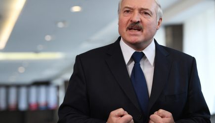 Лукашенко пожаловался на выкручивающую руки Россию