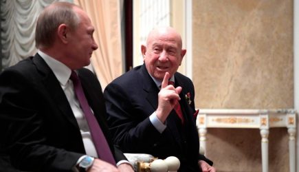 Алексей Леонов ответил ученому, назвавшему космонавтов бесполезными для науки