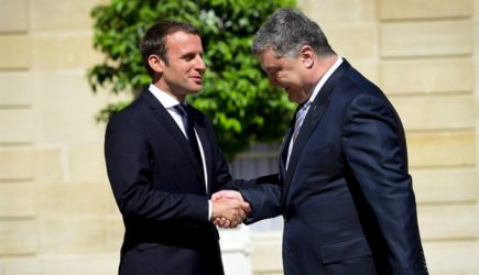 На кастинг к Макрону: Предвыборные гастроли Порошенко и Зеленского по Европе