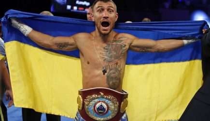 Украинский боксер Ломаченко нокаутировал британца в бою за два чемпионских пояса
