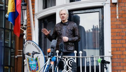 «Это шок»: вид Ассанжа ужаснул его отца