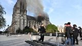 Шпиль и крыша рухнули: огонь уничтожил Собор Парижской Богоматери