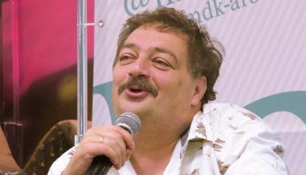 Писатель Дмитрий Быков впал в кому