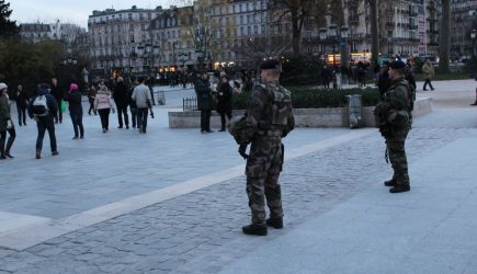 В Госдуме заявили о безответственности Макрона, направившего военных к границам РФ