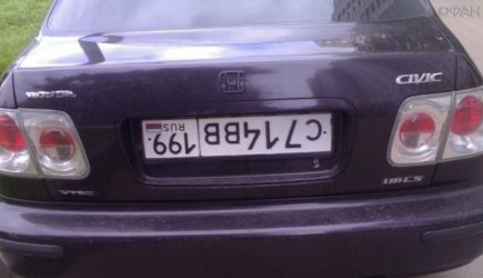 Российские водители &laquo;троллят&raquo; инспекторов ДПС перевернутыми номерами