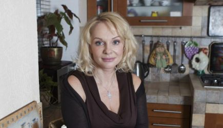 Сын бегал от гроба, любовник рыдал: в Москве попрощались с вдовой Евстигнеева