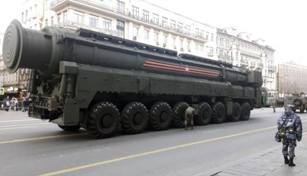 «Нива» с пулеметом прикрыла на Тверской ядерные ракеты