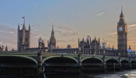 Лондон в панике: Китай поглотит Британию