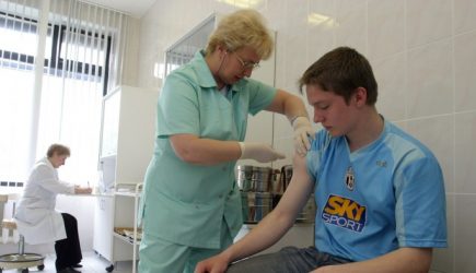 «Импотенция Минздрава»: врач высказал крамольное мнение о прививках