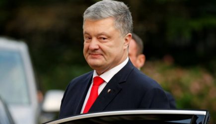 Порошенко посвятил Зеленскому песню