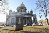 В Петербурге около Исаакиевского собора установили &laquo;надгробие&raquo; Путина