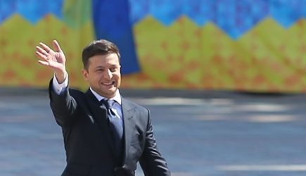 Несколько квартир и&nbsp;номера в&nbsp;отеле: Стало известно о&nbsp;доходах и&nbsp;имуществе Зеленского