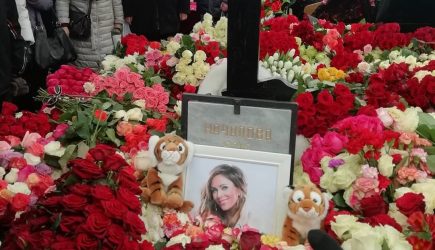 На&nbsp;могиле Юлии Началовой на&nbsp;Троекуровском кладбище заметили черных колдунов