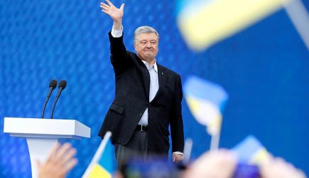 &laquo;Ограничить возможности для Зеленского&raquo;: Порошенко подписал закон о государственном языке