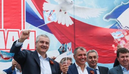 Американская делегация с флагом США поучаствовала в первомайской демонстрации в Крыму