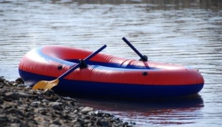 Россиянин в одиночку спас тонущих в ледяной воде супругов-байдарочников
