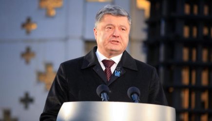 Прощальное фиаско: Порошенко довел до обморока военнослужащую