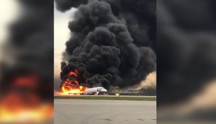 Неизвестный залез в горящий Superjet по трапу, чтобы спасти человека