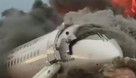 В Сети появились фото со спасающим командира &laquo;Суперджета&raquo; вторым пилотом