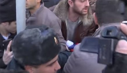 Армянскую оппозицию удивил растоптавший российский флаг губернатор