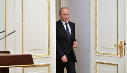 «На руках носил»: Путин рассказал о помощи соседке