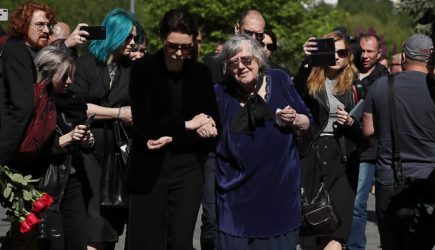 Мать вцепилась во вдову на прощании с Доренко