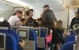 &laquo;Я&nbsp;убью каждого из&nbsp;вас&raquo;: безумный дебош на&nbsp;борту самолета в&nbsp;Британии попал на&nbsp;видео