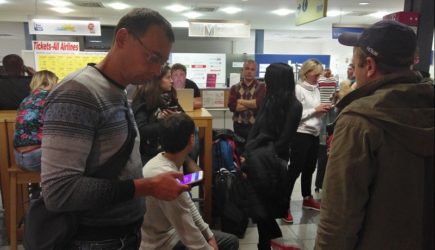 Недовольный пассажир потребовал от работника авиакомпании встать на колени