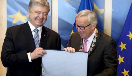 За орден Ярослава Мудрого: председатель ЕК похлопал Порошенко по затылку