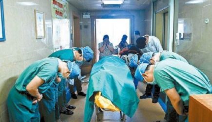 11-летний герой! Врачи склонили головы в безмолвном поклоне. Его поступок &mdash; очень героический.