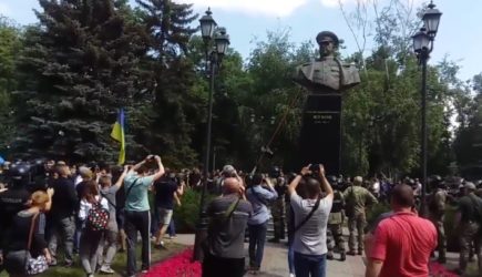 Офис Зеленского назвал виновных в сносе бюста Жукова в Харькове