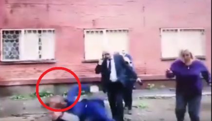 Мэр Омска упала в лужу и попала на видео