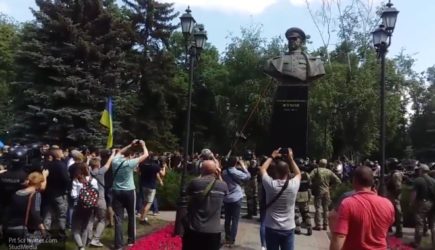 Зеленский отреагировал на снос памятника Жукову в Харькове