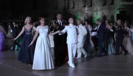 Участницы Севастопольского бала офицеров привели в восторг мужчин на Западе