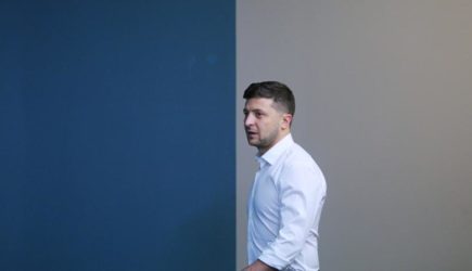 «Идет по колее Порошенко»: Зеленский опять попал под шквал критики